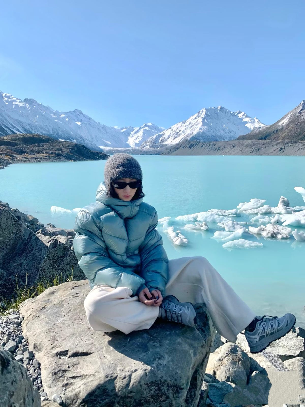 Hooded Duck Down Jacket Unisex Outdoor Warm  Water-proof Woman Man with Pocket
