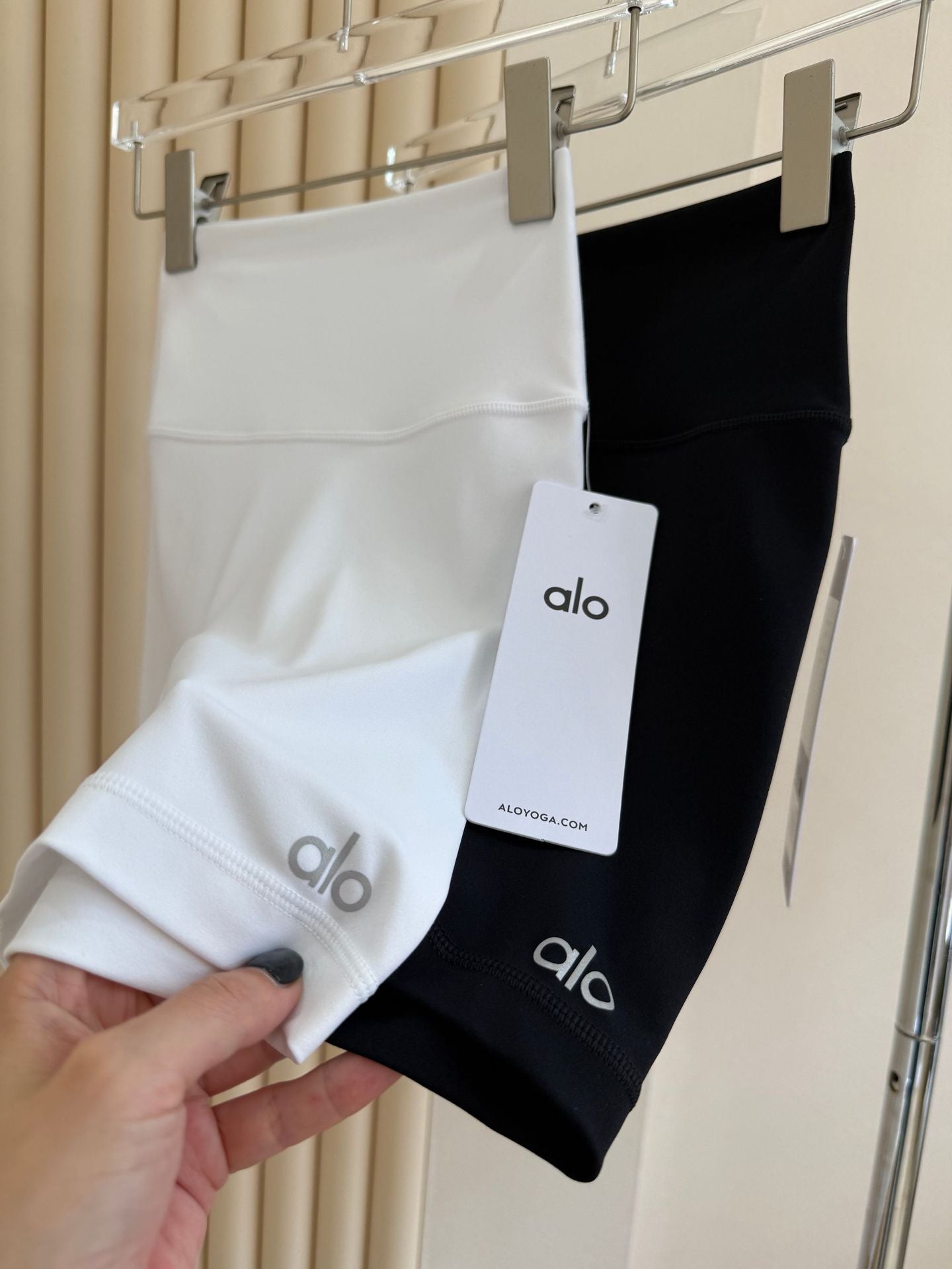 *Alo 7Inch Yoga Cycling Pants High Waist Running Sports Fitness Training Shorts Women Four Hot Pants Outer Wear Women