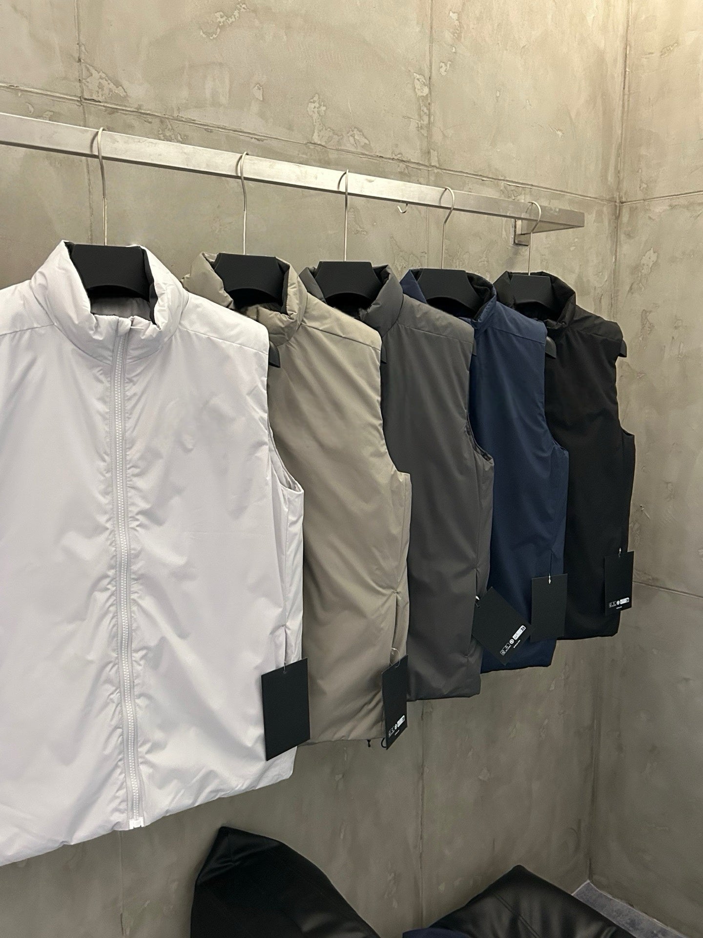 Unisex Activewear Breathable Insulated Vest Man Woman Warmth Durable Tyono Outerwear Stand Collar Slimming Mid-Layer