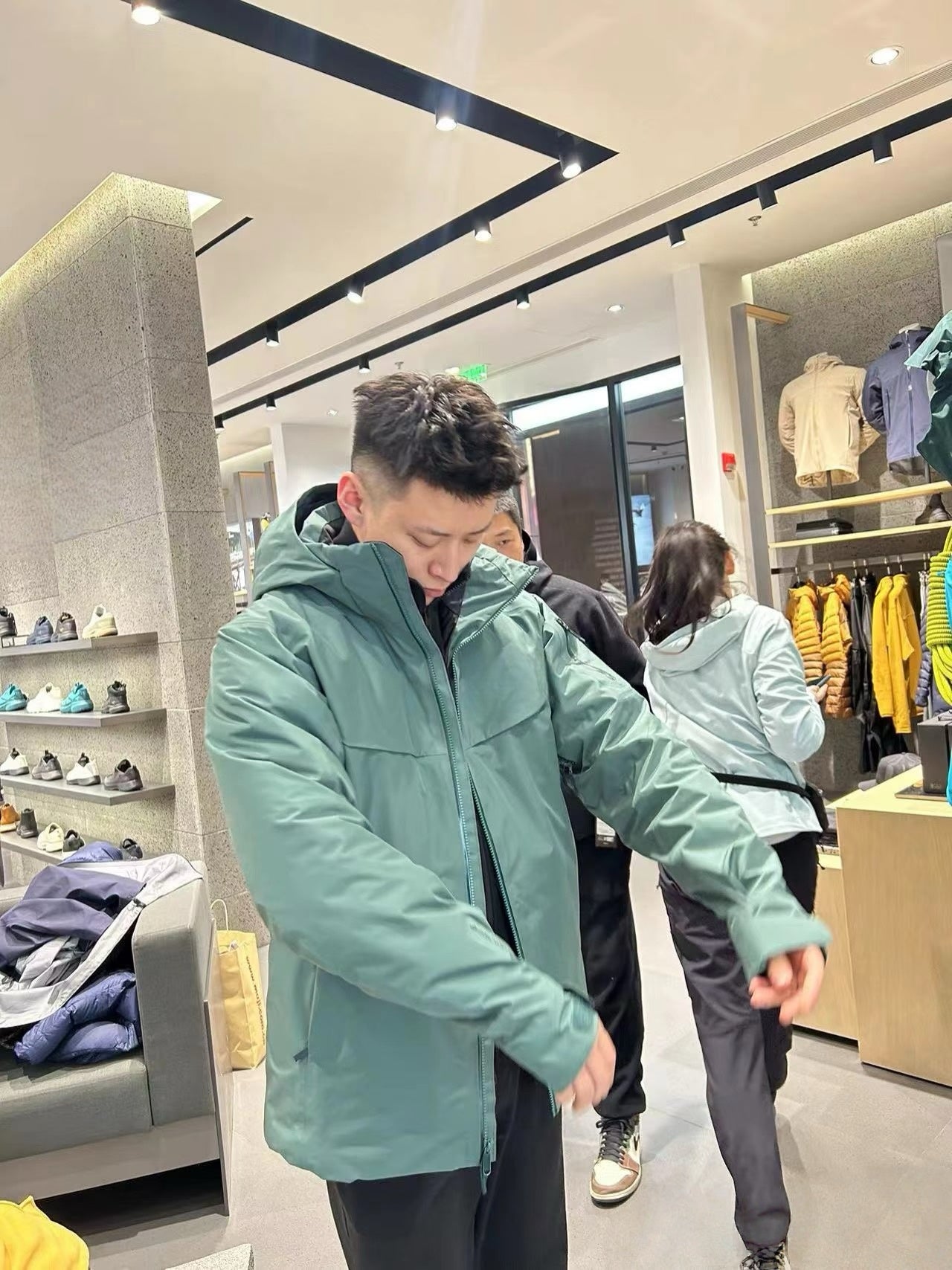 Unisex GORE-TEX Ski Down Jacket 750-Fill European Goose Down Waterproof Windproof Hooded Parka with Detachable Powder Skirt