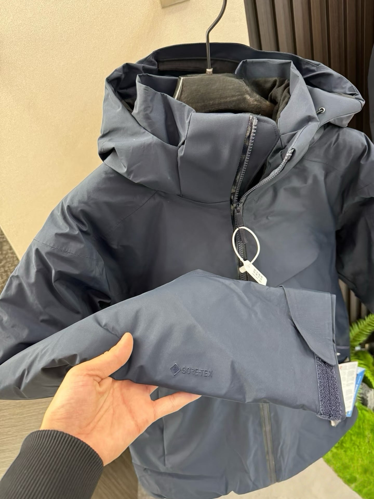 Unisex GORE-TEX Ski Down Jacket 750-Fill European Goose Down Waterproof Windproof Hooded Parka with Detachable Powder Skirt