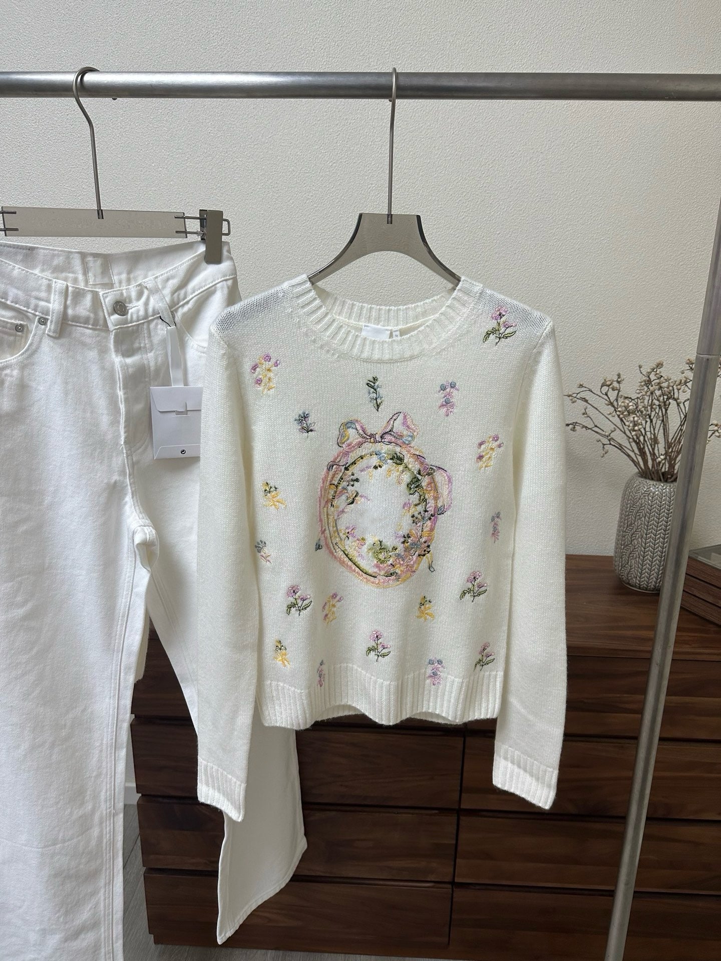 Artisanal Floral Embroidery Cashmere Set: Long/Short Sleeve Knit Top + Classic White Straight-Leg Jeans - Premium 97% Cashmere & 100% Cotton