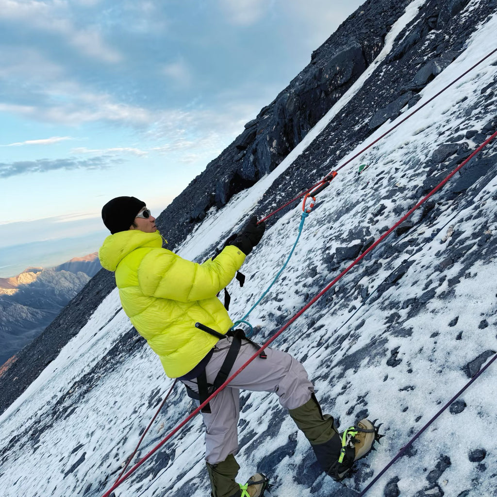 Hooded 1000 Fill Power Water-Repellent Goose Down Lightweight Insulated Outdoor Jacket for Men and Women Unisex Warm  Water-proof with Pocket 1000FP